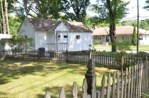 29 Wallingford Rd, Worcester MA  01607-1709 exterior