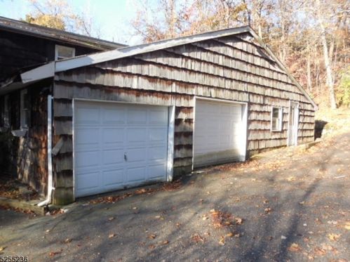 31 Kendall Dr, Skyline Lakes, NJ 07456-1823