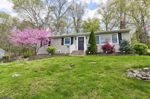 25 Cedar Rd, Skyline Lakes, NJ 07456-1811