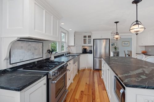 56 Elm St, Hingham MA 02043-2431 exterior