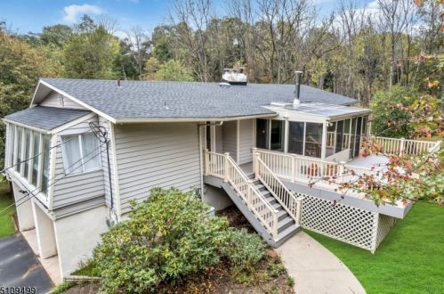 7 Pond Ln, Milford, NJ 08848-1023