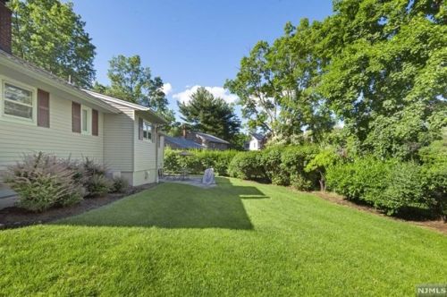 32 Deacon Pl, Cresskill NJ  07626-1139 exterior