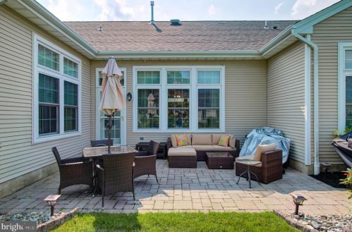 19 Ambrose Dr, Columbus NJ  08022-2305 exterior