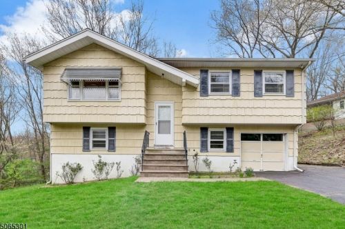 292 Conklintown Rd, Skyline Lakes, NJ 07456-2430