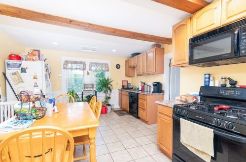 10 Carroll St, Weymouth MA 02189-1211 exterior