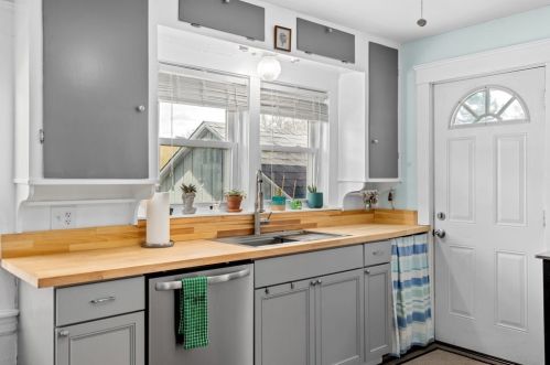 24 Main St, Berkley MA  02779-1399 exterior