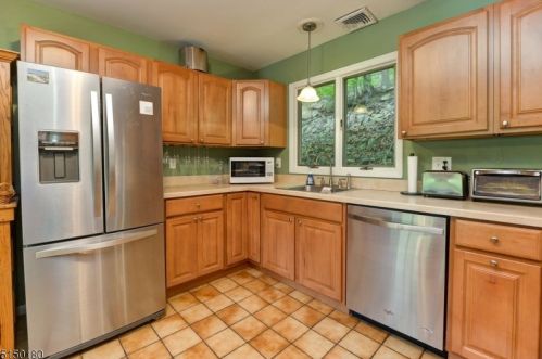 364 Skyline Lk Dr, Skyline Lakes NJ 07456-1943 exterior