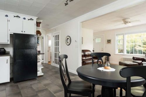 28 Hall St, Plymouth MA 02360-4122 exterior