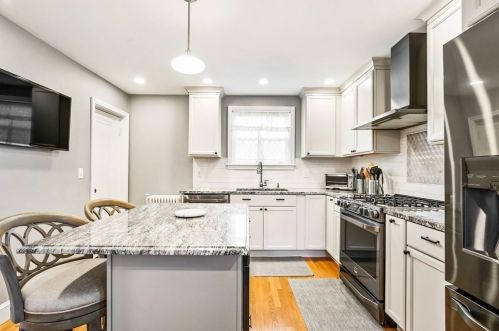 18 Angier Cir, Newton MA 02466-2901 exterior