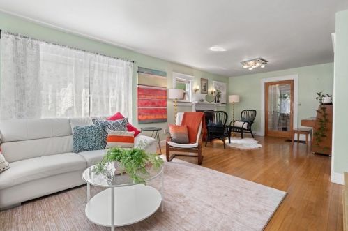 22 Woodward St, Newton, MA 02461-1512