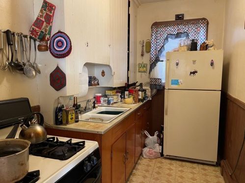 279 Earle St, New Bedford MA 02746-1813 exterior