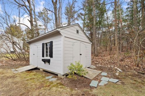 347 Prospect St, Hingham MA 02061-1140 exterior