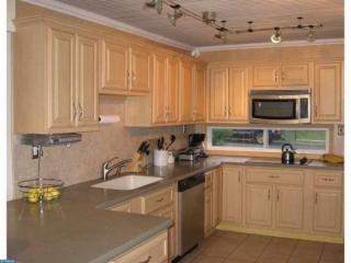 40 Valley Rd, Levittown PA  19057-4202 exterior