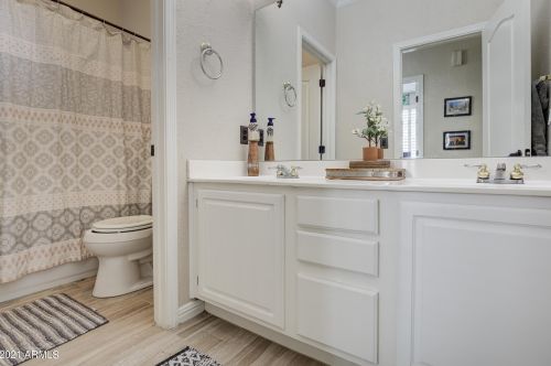 2702 Amberwood Dr, Phoenix AZ  85045-4208 exterior