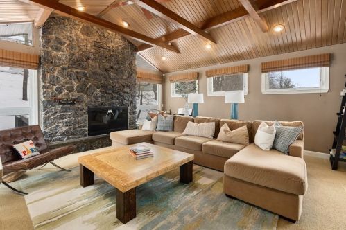 21 Cross Hl Rd, Newton MA 02459-3119 exterior