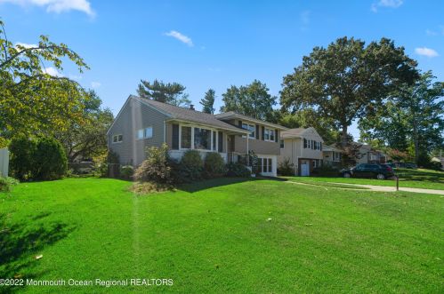 41 Holly Dr, West Deptford NJ 08096-3317 exterior