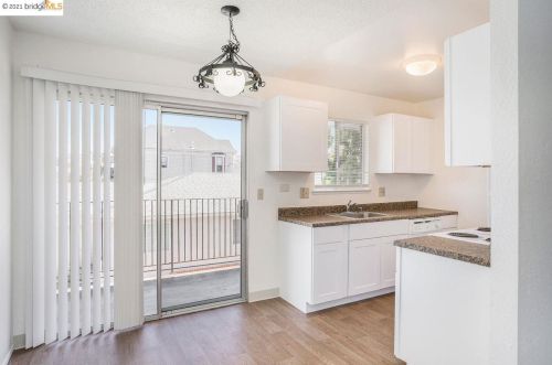 300 Warren Ave, San Leandro CA 94577-5063 exterior