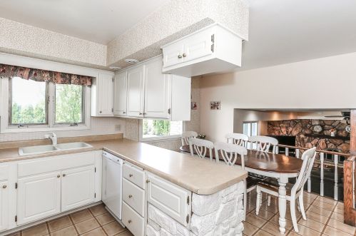 8738 Bruce Dr, Niles IL 60714-2344 exterior