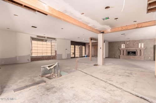 1332 Edgemont Ave, Phoenix AZ 85035-2212 exterior