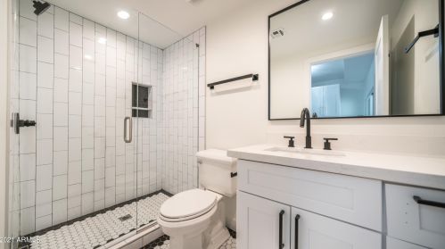 70 Edgemont Ave, Phoenix AZ 85035-2212 exterior