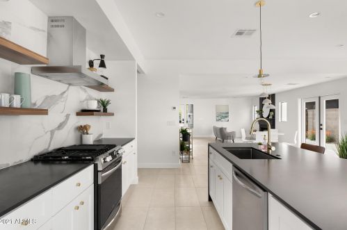 1038 Clarendon Ave, Phoenix AZ 85033-4119 exterior