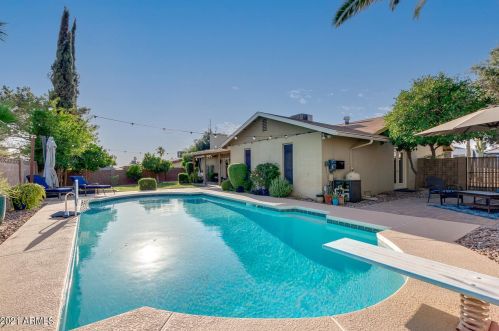 725 Country Gables Dr, Phoenix AZ 85053-4528 exterior