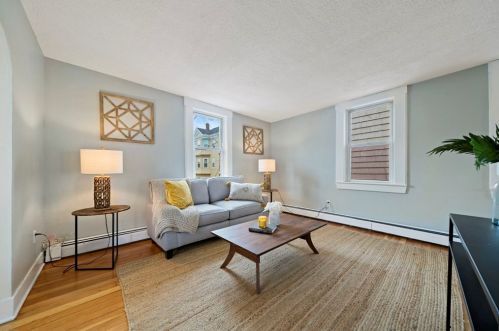 30 Hamlet St, Fall River, MA 02724-3331