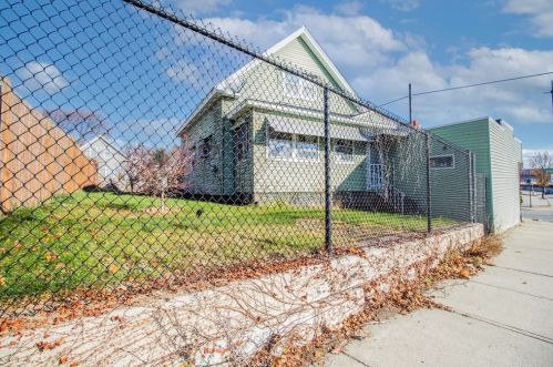 681 Millbury St, Worcester, MA 01607-1020