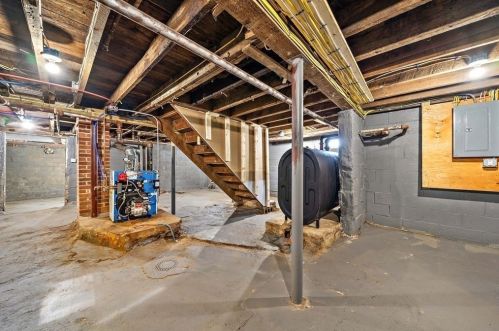 210 Hart St, Taunton MA  02780-6945 exterior