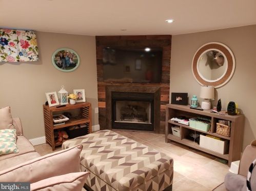 188 Hunterdon Rd, West Deptford NJ 08096-3017 exterior