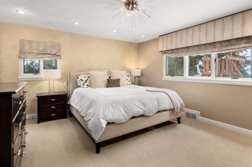 21 Cross Hl Rd, Newton MA 02459-3119 exterior