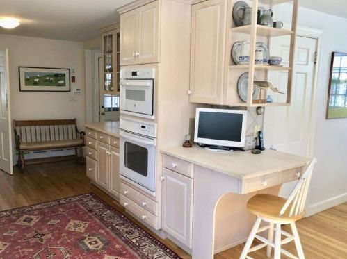 32 Old Farm Rd, Dedham MA 02026-4115 exterior