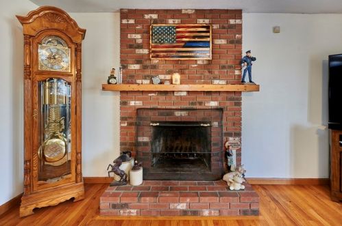 1685 Mountain Rd, Montgomery MA 01085-1480 exterior