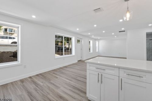 11 Voorhis Pl, Skyline Lakes NJ  07456-2219 exterior