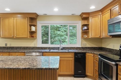 176 Woodland Rd, Southborough MA  01772-2035 exterior