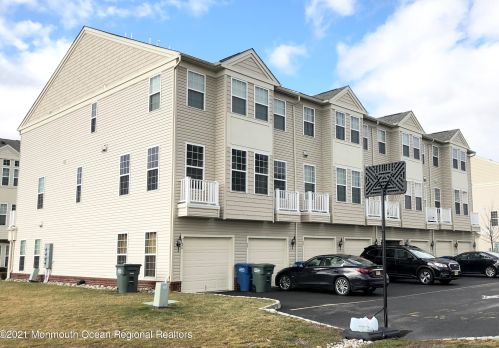 28 Kyle Dr, Tinton Falls, NJ 07712-7536