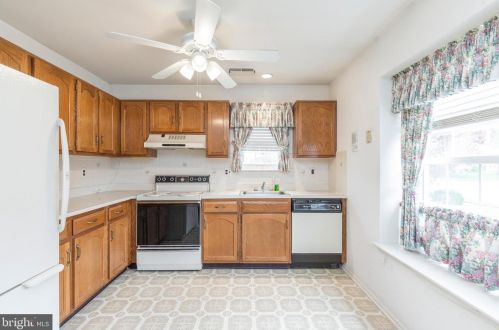 137 Lakebridge Dr, West Deptford, NJ 08096-6723