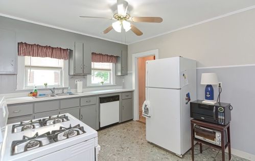 49 Reed Ave, Everett MA 02149-3940 exterior