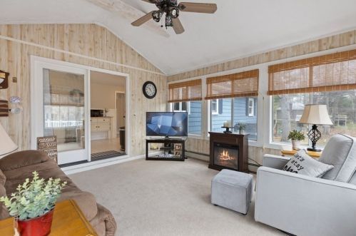 105 Hall Dr, Hingham MA 02061-1813 exterior