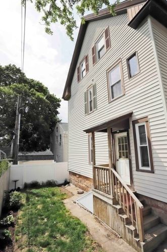 106 Arnold St, New Bedford MA 02740-3640 exterior