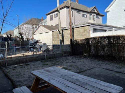 279 Earle St, New Bedford MA 02746-1813 exterior