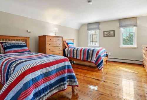 4 High St, Southborough MA 01772-1423 exterior