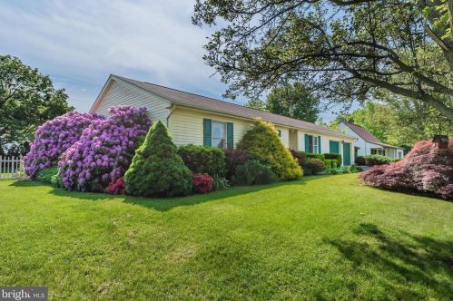 2 Wesley Dr, Carlisle PA 17015-4377 exterior