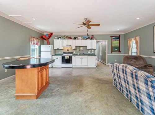 1626 Main St, Leicester MA 01524-1917 exterior