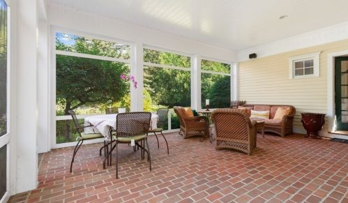 10 Summer St, Hingham MA 02043-2219 exterior