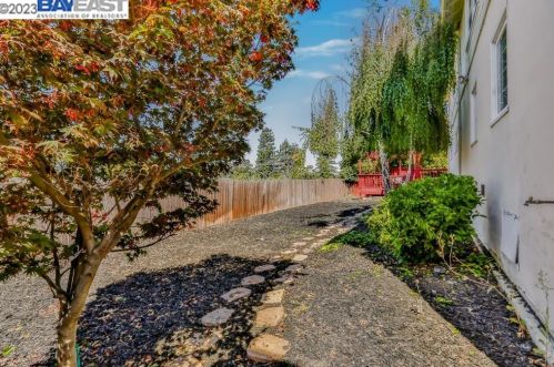 1225 Sandelin Ave, San Leandro CA  94577-3956 exterior
