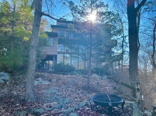 142 Magee Rd, Skyline Lakes NJ 07456-1123 exterior