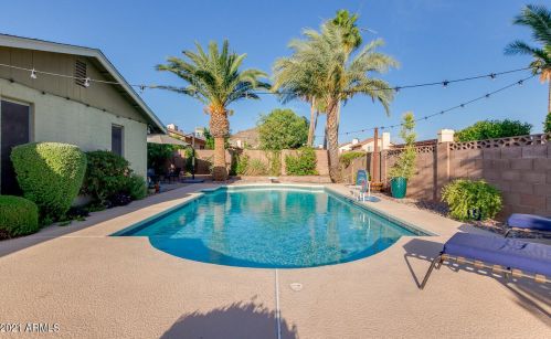 725 Country Gables Dr, Phoenix AZ 85053-4528 exterior