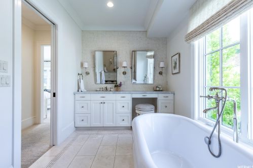 1918 Siesta Dr, Sandy UT 84093-6139 exterior