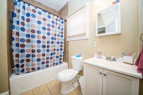 1029 Plymouth Ave, Fall River MA 02721-1939 exterior